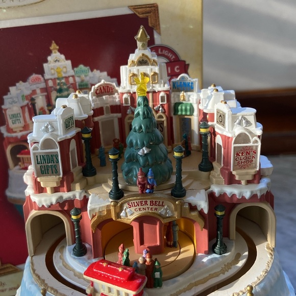 Hallmark 2005 Silver Bells City Sidewalk Animated Musical Plug In Ornament VTG - Picture 6 of 11